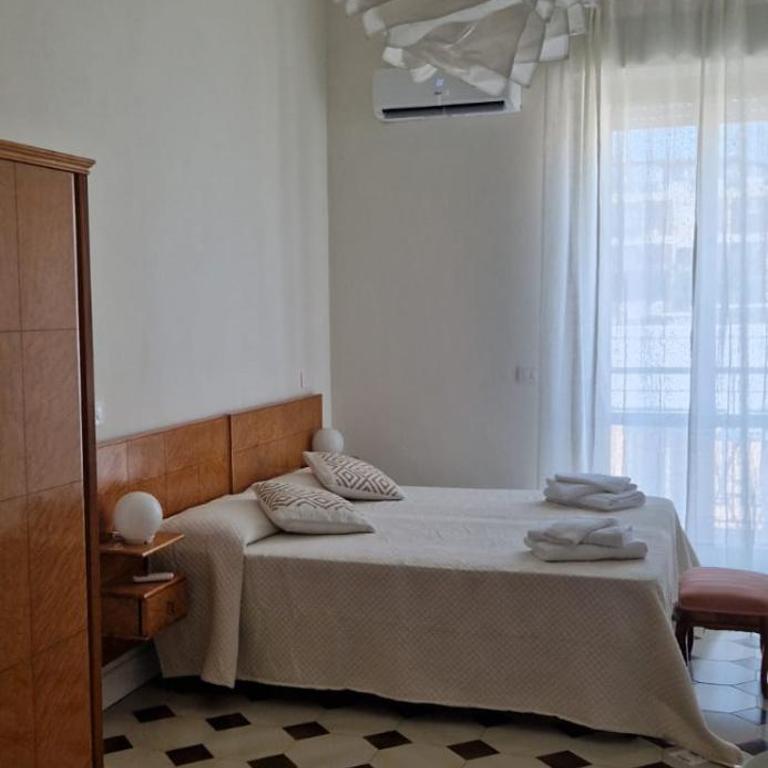Casa Graziella - Camera Matrimoniale con Bagno Privato Esterno - 2