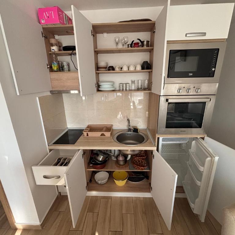 Hana Apartments - Two-Bedroom Apartment with Balcony and Terrace - 15