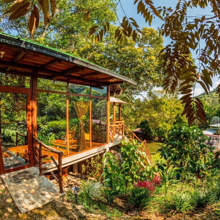 Posada Amazonia - Habitación con cama extragrande y vistas al lago - 1
