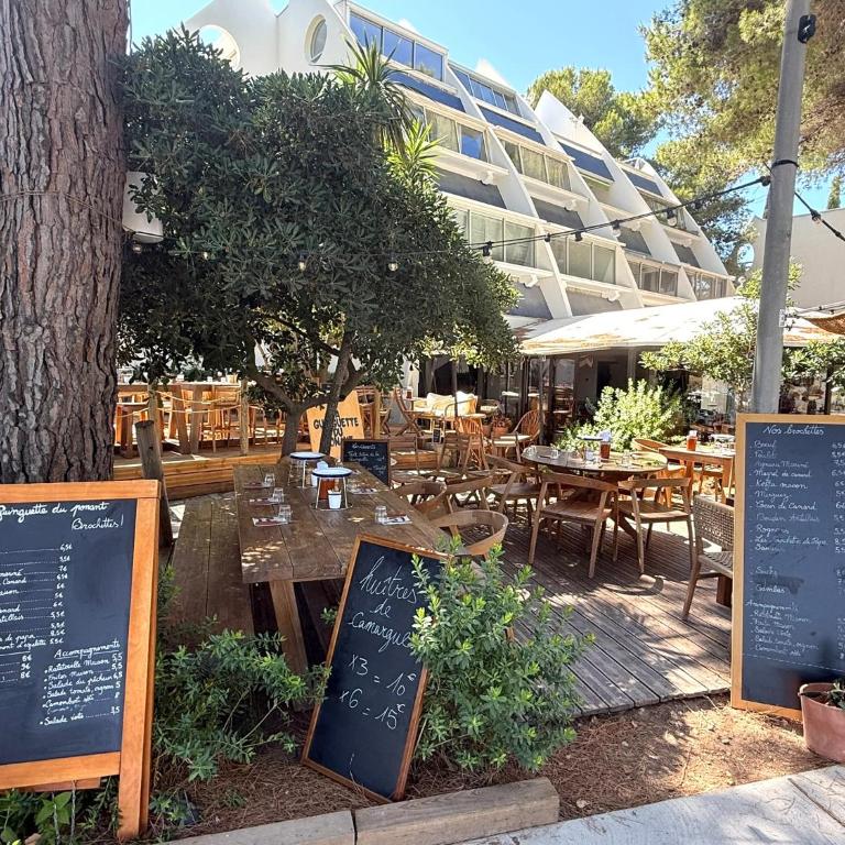 Studio climatisé 4pers La Grande Motte Ponant, Vue exceptionnelle lac, double terrasse, Parking, base nautique, golf & plage à pied, draps & serviettes fournis - 2ème étage sans ascenceur - Apartment mit 1 Schlafzimmer - 47