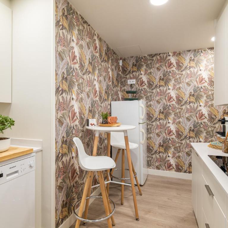 Chic Aparment Barcelona near Plaza España - Two-Bedroom Apartment - 35