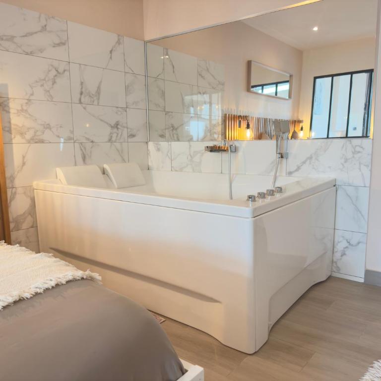 Le Nid de la Chouette by Apparts Spa Dijon - Suite Deluxe avec Baignoire Spa - 4