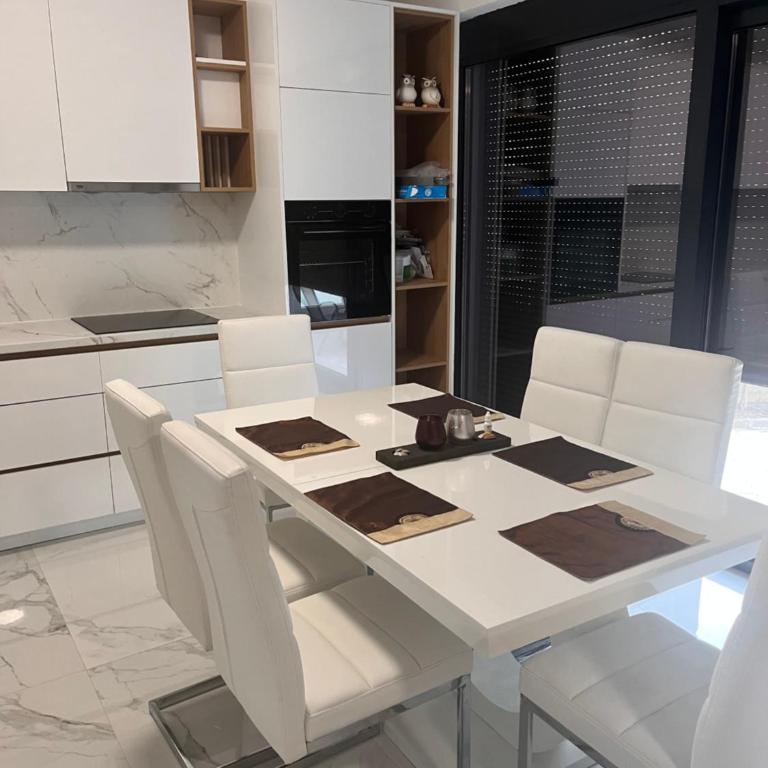 BarDeluxe - Two-Bedroom Apartment with Balcony and Terrace - 24
