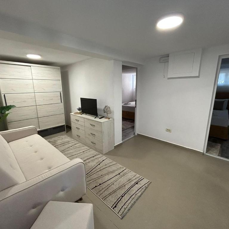 Hotel Reset - Basic Family Room - 5