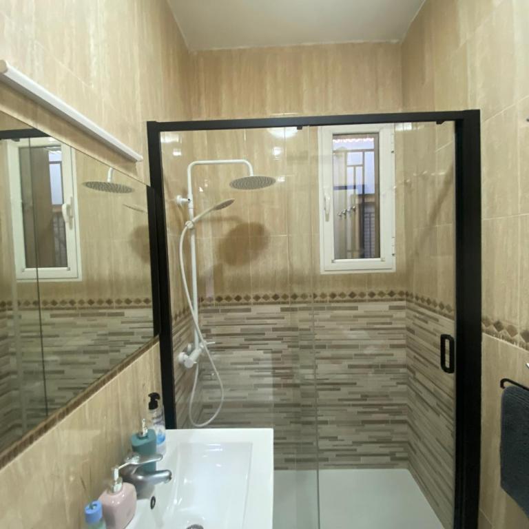 Casa Soto -Ubicacion privilegiada-Aparcamiento en tu puerta y acceso rapido a Servicios- Playas y Lugares de Interes- Netflix-Disney Plus-Prime-Full Sports TV - Casa de 3 dormitorios - 11