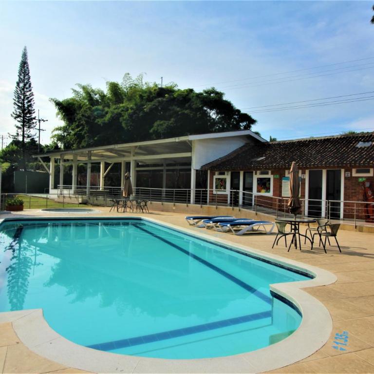 Casa Campestre con piscina privada a 8 minutos de Ukumari - Villa with Private Pool - 3