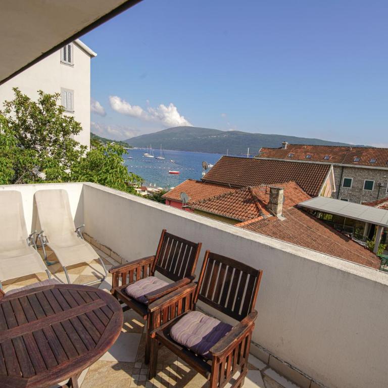 LaRos Apt - Two-Bedroom Apartment with Sea View - 12