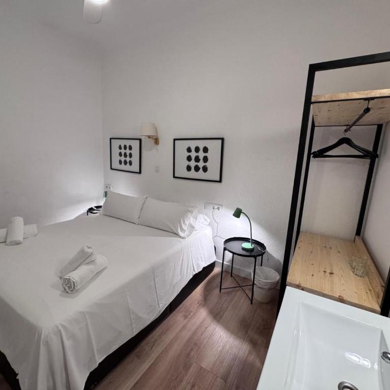 Calma House Barcelona - Double Room with Shared Bathroom - 10
