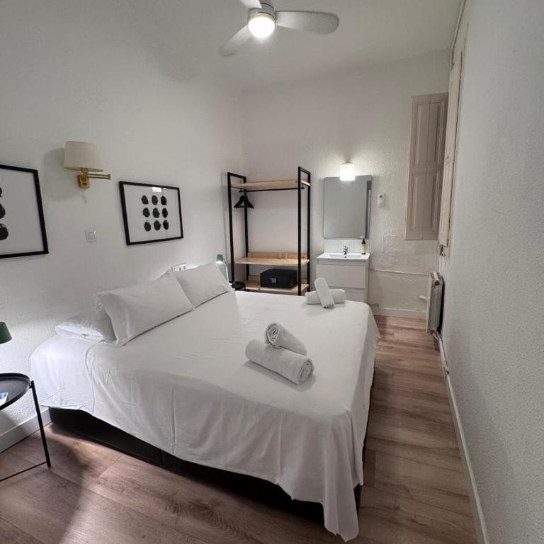 Calma House Barcelona - Double Room with Shared Bathroom - 8