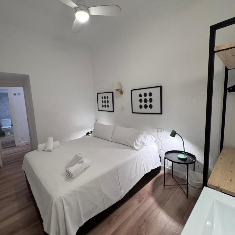 Calma House Barcelona - Double Room with Shared Bathroom - 3