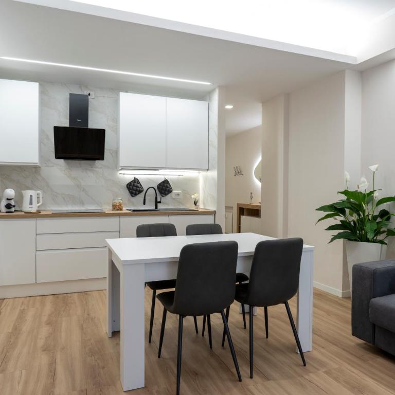LECCO LAKE SUITE Dante 20 Balcony e Wi-Fi - Appartamento con 1 Camera da Letto - 1