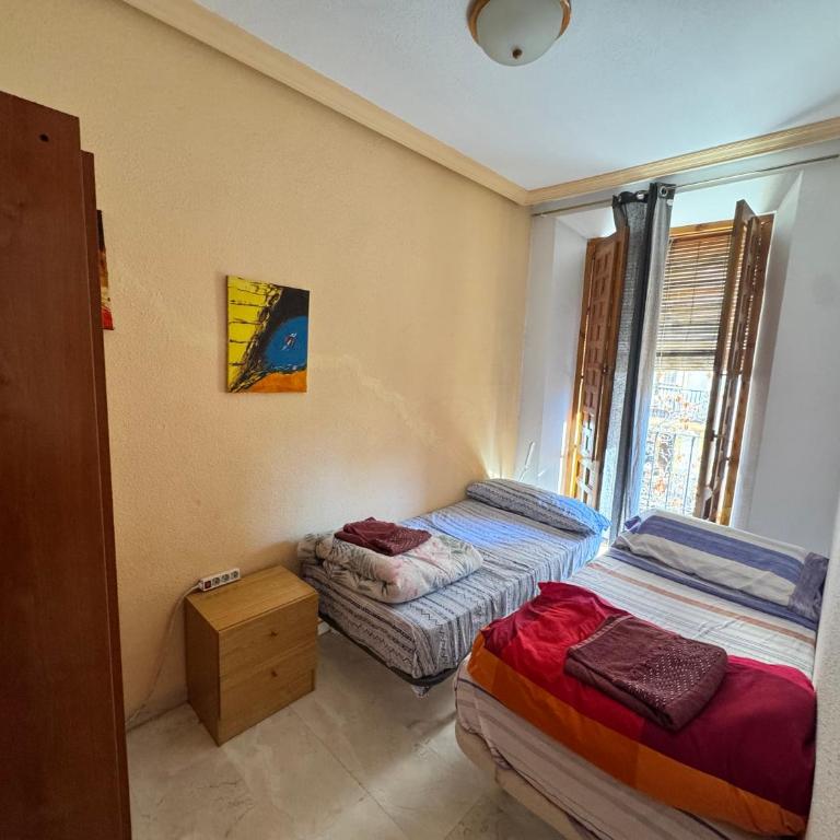 Rooms San Juan de Dios - Twin Room with Shared Bathroom - 1