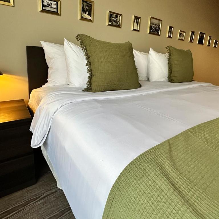 Colony Residences & Suites - King Suite - 9