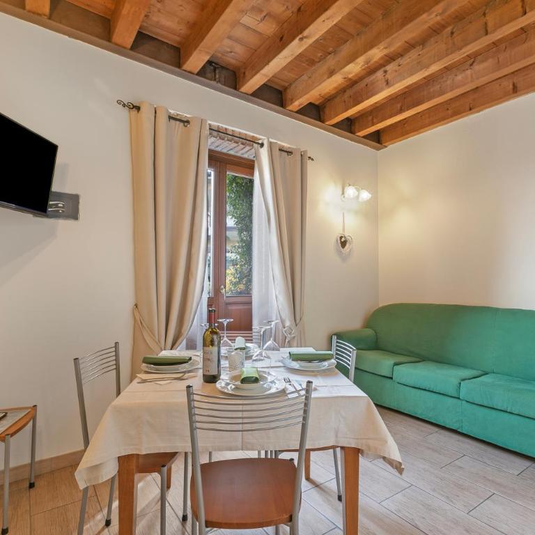 Agriturismo Cascina Crocelle - Lake View and Heated Pool - Two-bedroom apartment with Shared Garden - 3