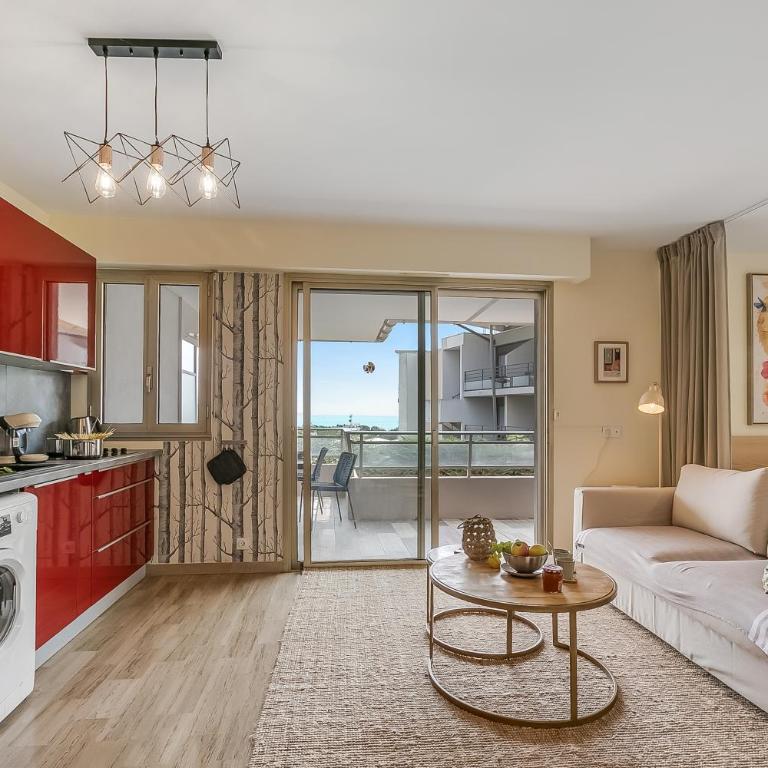 Studio Near Beach, Sea View & Garage - Happy Rentals - Studio with Terrace - 17