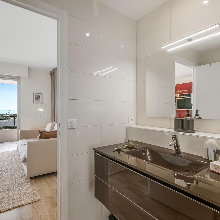 Studio Near Beach, Sea View & Garage - Happy Rentals - Studio with Terrace - 22