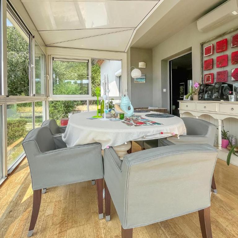 Villa Piscine Et Jacuzzi - Three-Bedroom Vacation Home - 7