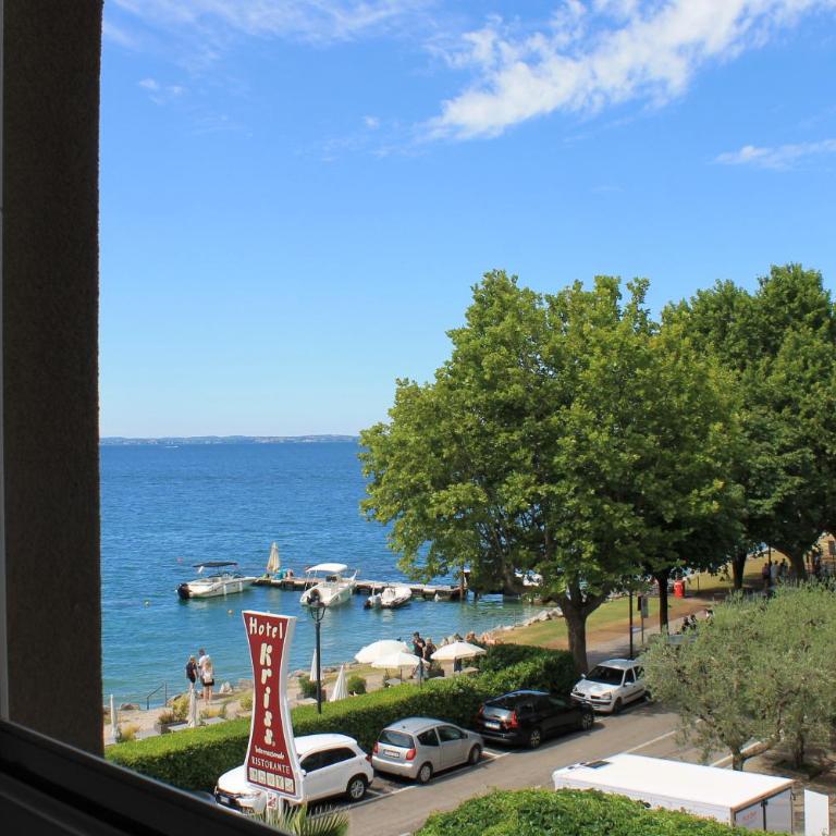 Kriss Internazionale Hotel - Standard Double Room with Window and Partial Lake View - 7