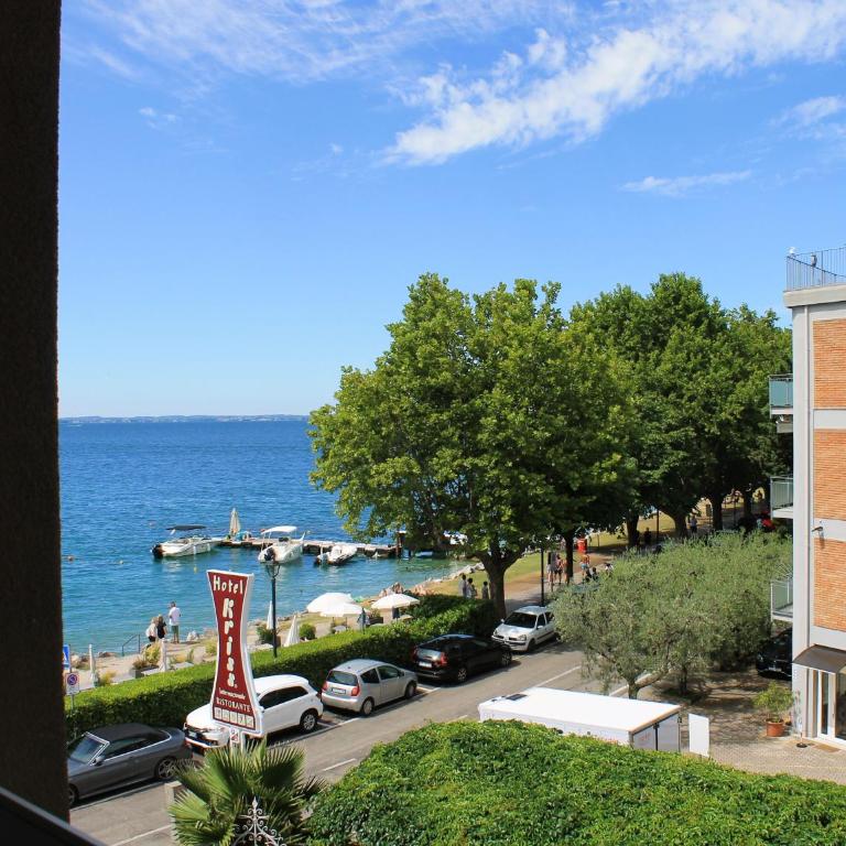 Kriss Internazionale Hotel - Standard Double Room with Window and Partial Lake View - 6