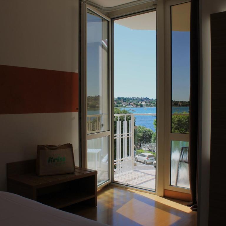 Kriss Internazionale Hotel - Superior Double Room with Partial Lake View - 6