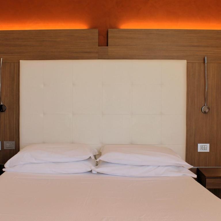 Kriss Internazionale Hotel - Superior Double Room with Partial Lake View - 5