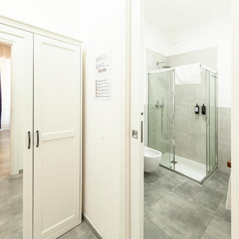 La Spezia Holidays 197 - Triple Room with Private Bathroom - 6