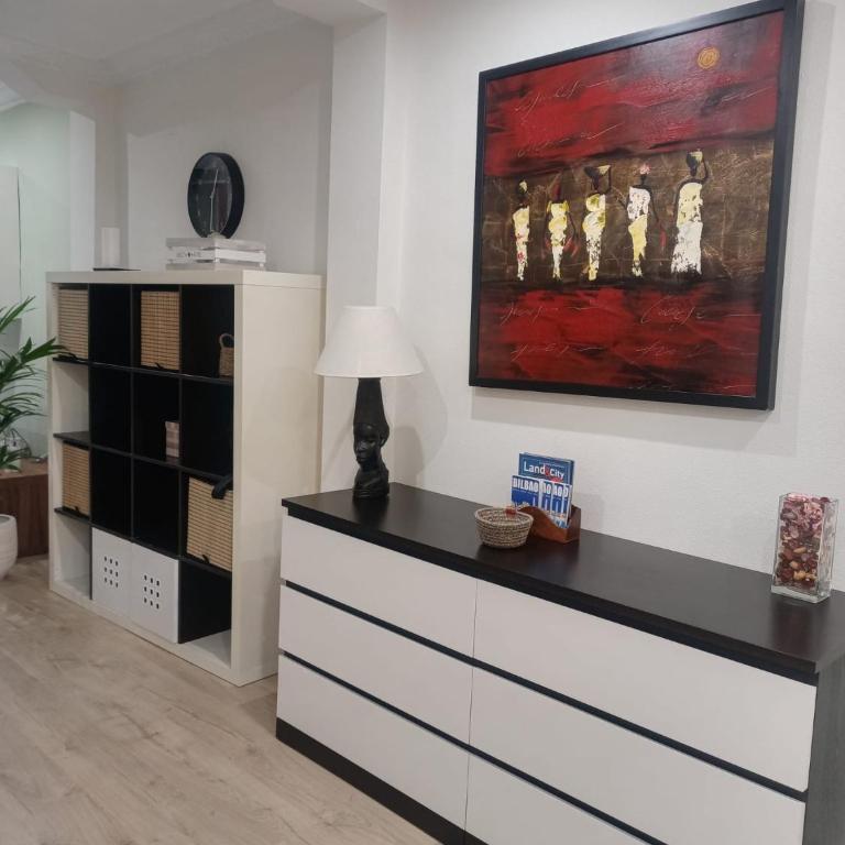 Casco Viejo, tranquilo, reformado, Bilbao a pie - Apartamento de 1 Dormitorio con balcón y vistas a la ciudad - 3