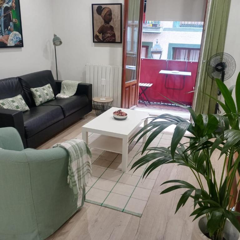 Casco Viejo, tranquilo, reformado, Bilbao a pie - Apartamento de 1 Dormitorio con balcón y vistas a la ciudad - 1