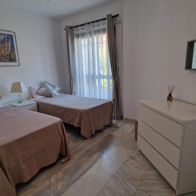 Sunny 2BR Apartment with Pool, Calahonda Beachside - Apartamento de 2 dormitorios - 14