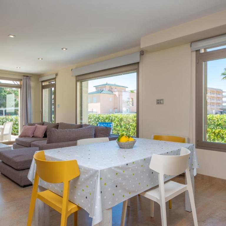 Joan - Three-Bedroom House - 11