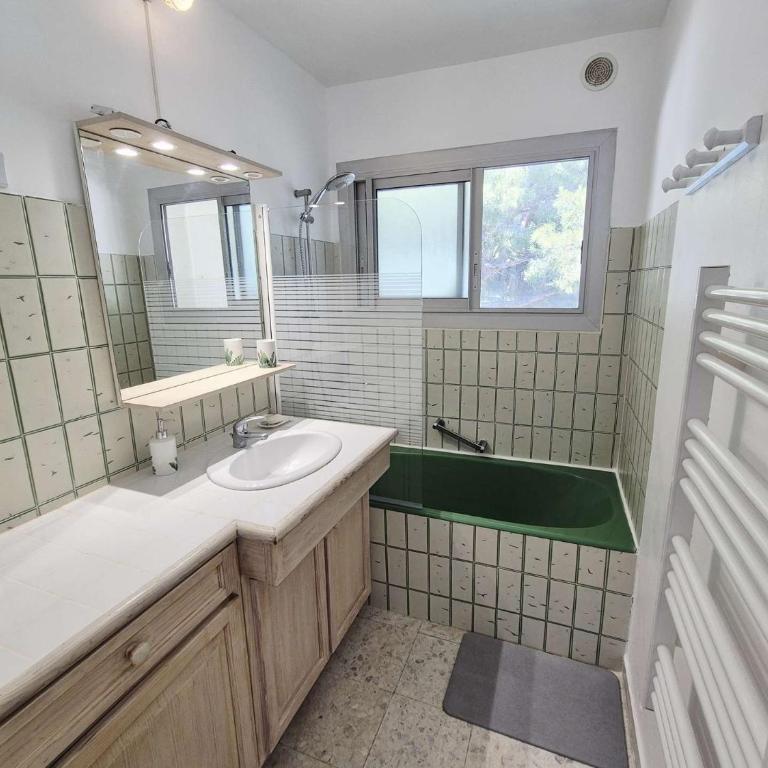 Piscine, Wi-Fi, climatisation, garage privatif, terrasse, plages et commerces à pied - Apartment mit Meerblick - 16