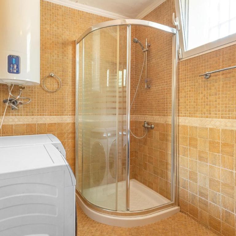 Amazing Home In Torrevieja - Casa de vacaciones de 5 dormitorios - 24