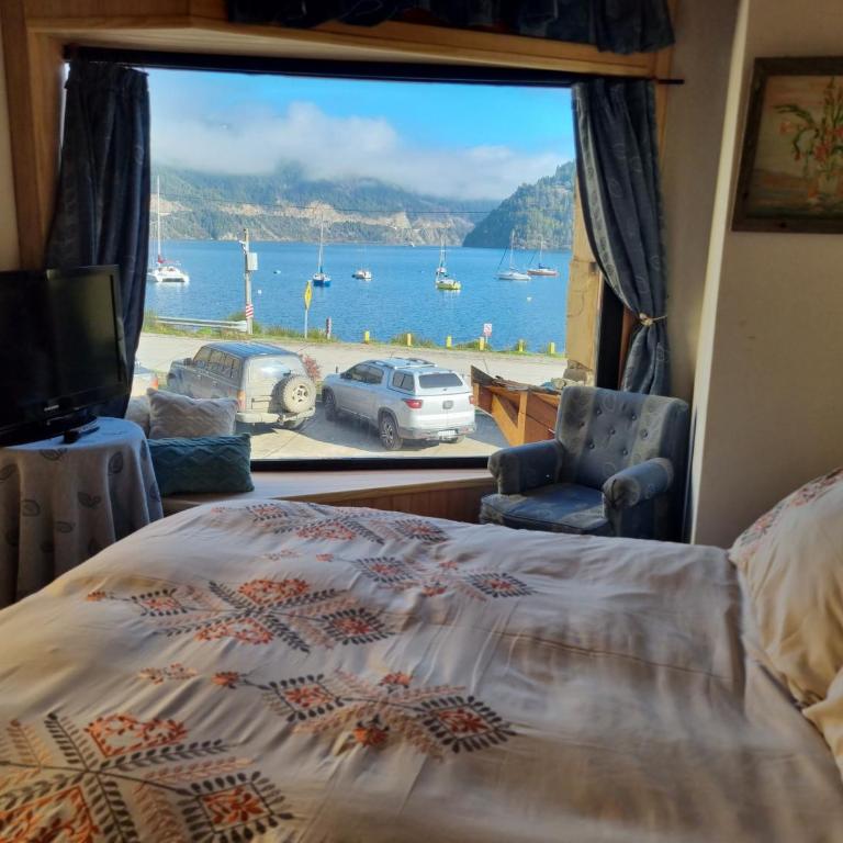 CABAÑA FRENTE al LAGO, unidades CON VISTA AL LAGO Y SIN vista al lago - Superior Chalet - 1