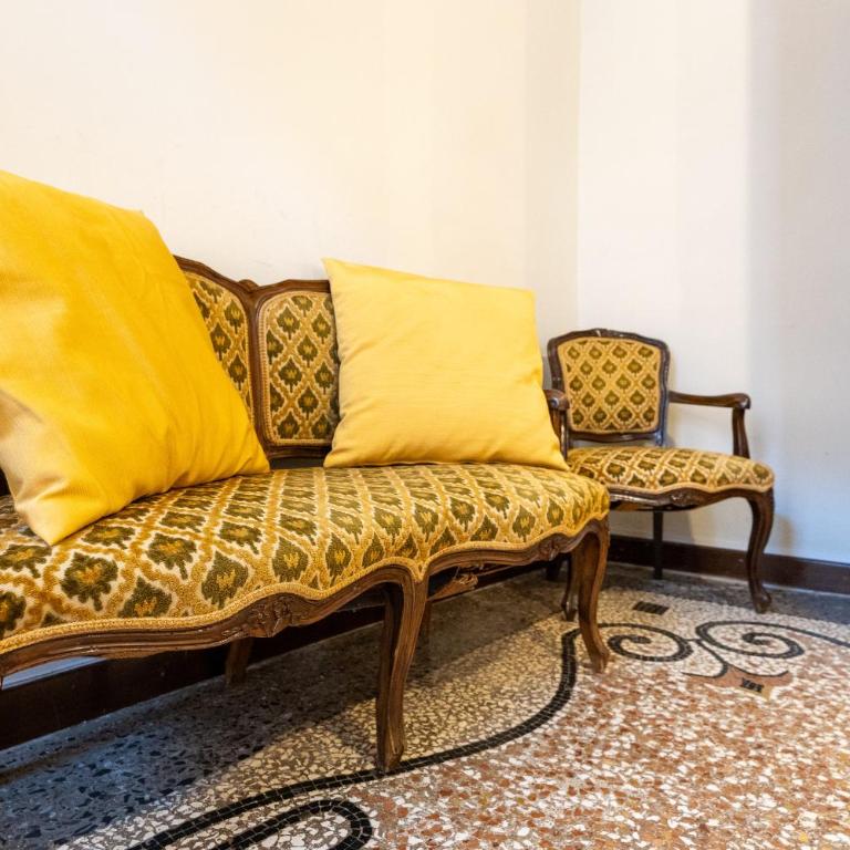 Vintage Charm & Color, Central and Spacious - Two-Bedroom Apartment - 64