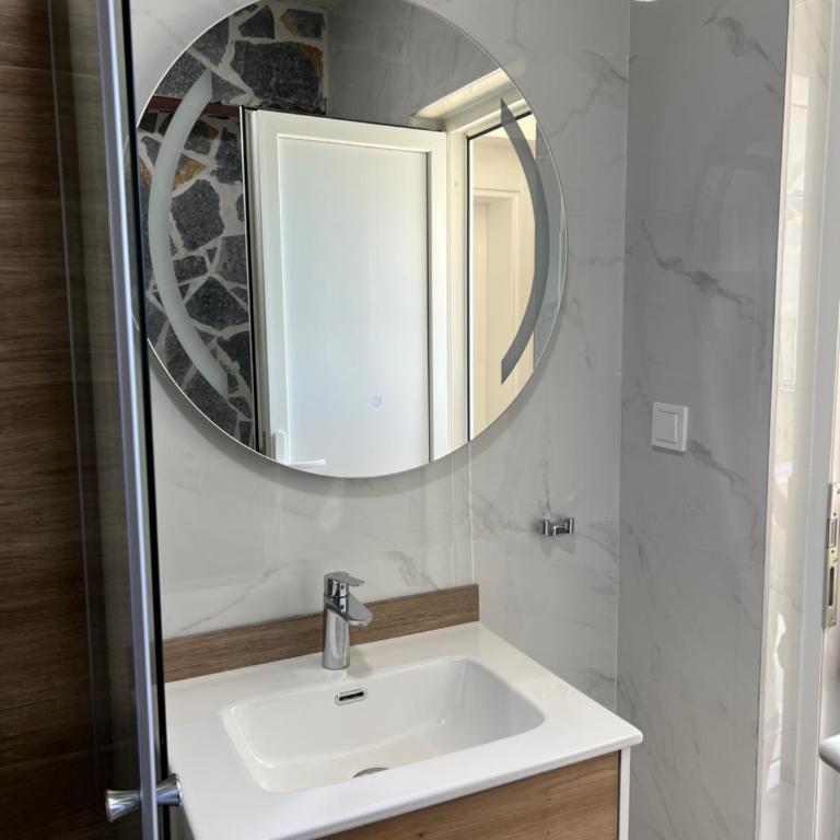 Azzure Apartment - One-Bedroom Apartment with Sea View - 6