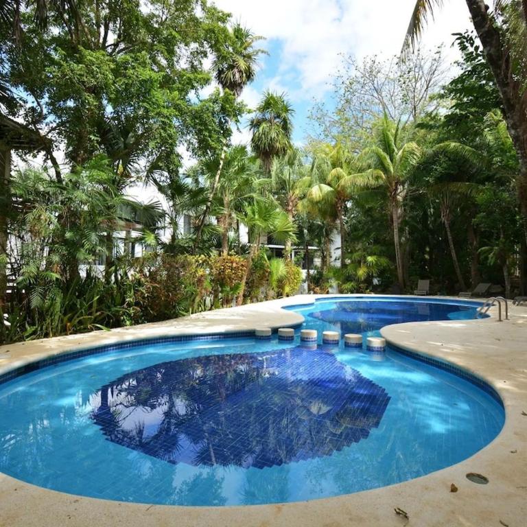 Spacious and luxurious villa with 4 bedrooms, swimming pool, tennis court, and beach within walking distance - Villa - 2