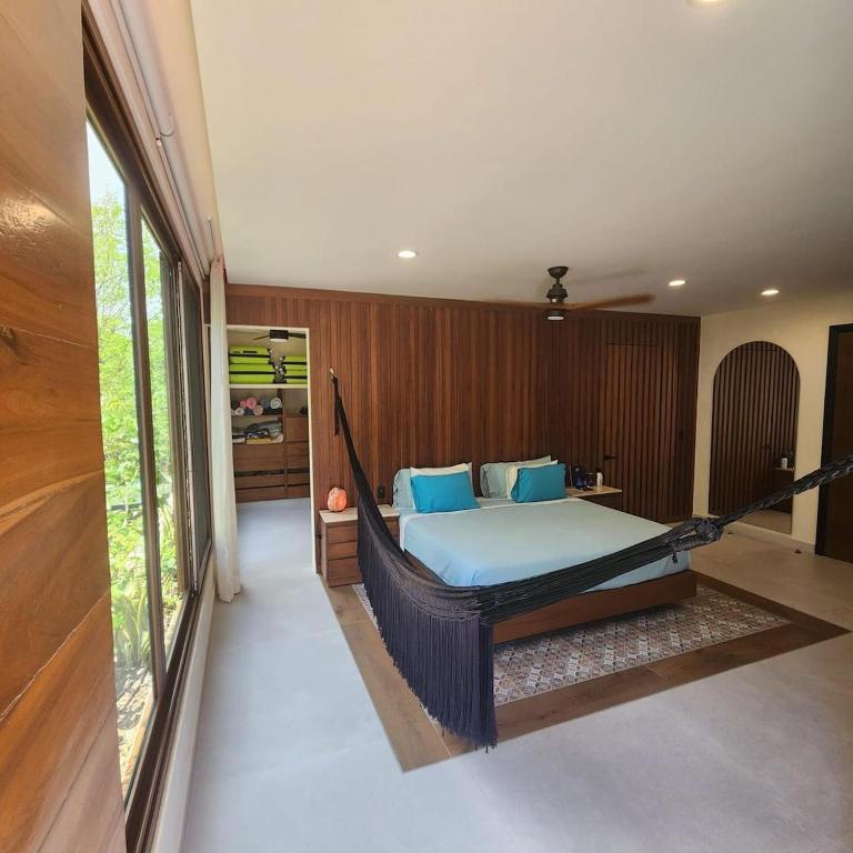 Spacious and luxurious villa with 4 bedrooms, swimming pool, tennis court, and beach within walking distance - Villa - 7