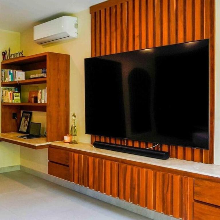 Spacious and luxurious villa with 4 bedrooms, swimming pool, tennis court, and beach within walking distance - Villa - 13