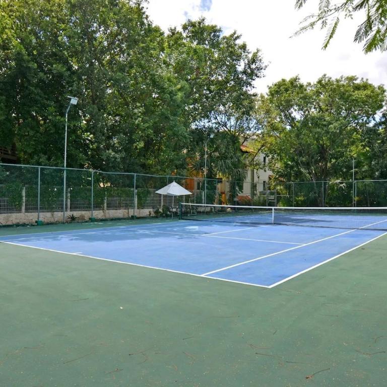 Spacious and luxurious villa with 4 bedrooms, swimming pool, tennis court, and beach within walking distance - Villa - 14
