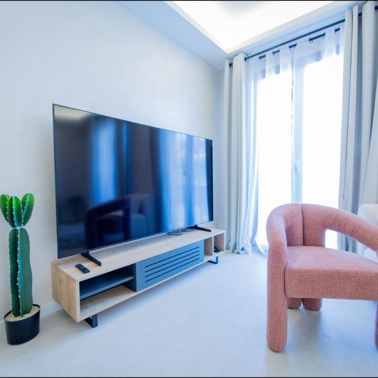 Hôtel Particulier Marceau - Central Cannes - New - Walk to La Croisette - ALPHA - Three-Bedroom Suite with balcony - 7