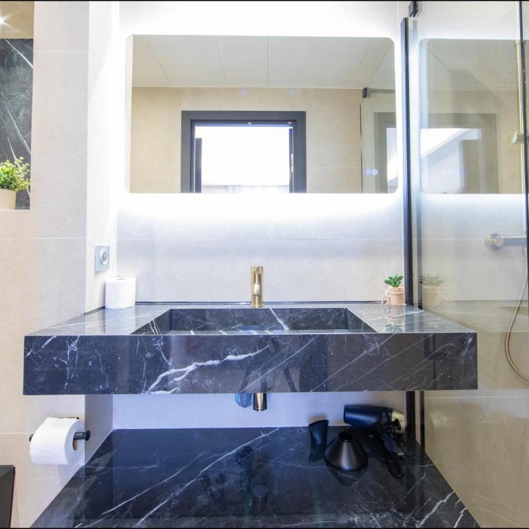 Hôtel Particulier Marceau - Central Cannes - New - Walk to La Croisette - ALPHA - Three-Bedroom Suite with balcony - 16