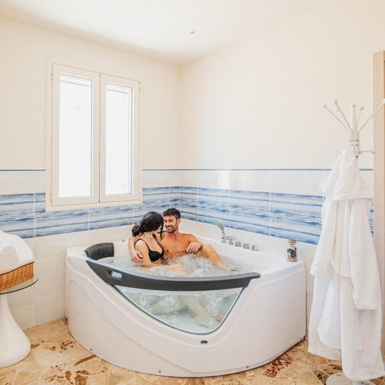 Dei del Mare Boutique Rooms - Suite Deluxe con Vasca Idromassaggio - 3