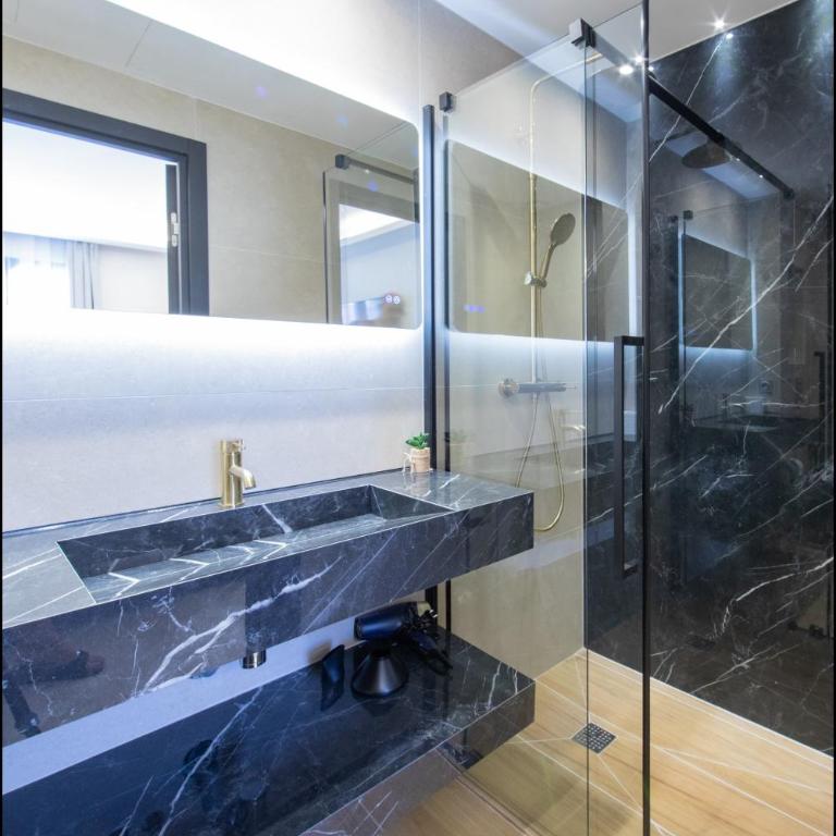 Hôtel Particulier Marceau - Central Cannes - New - Walk to La Croisette - ALPHA - Three-Bedroom Suite with balcony - 3