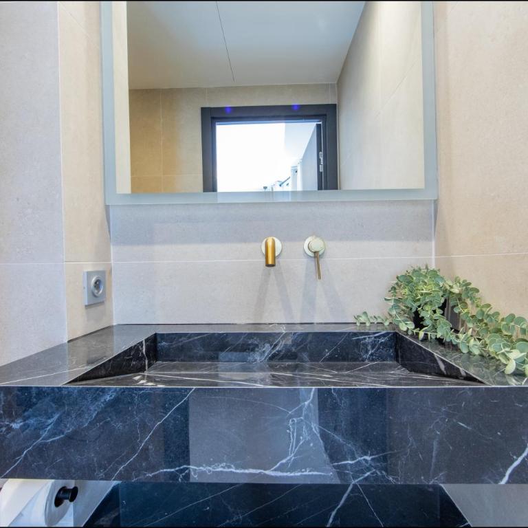 Hôtel Particulier Marceau - Central Cannes - New - Walk to La Croisette - ALPHA - Three-Bedroom Suite with balcony - 22