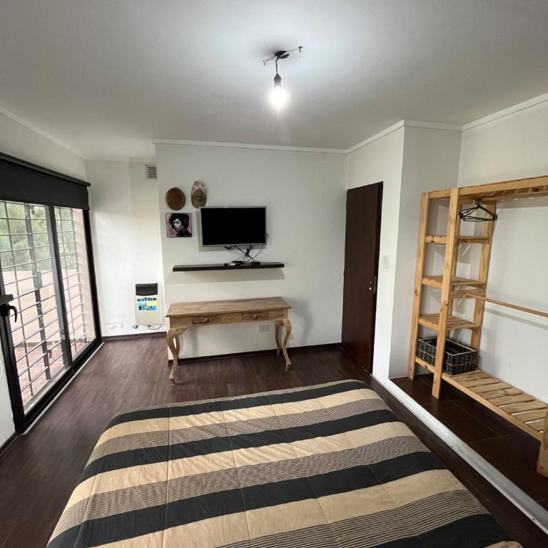 Quinta con pileta y cancha de FB - Casa con 1 dormitorio - 18