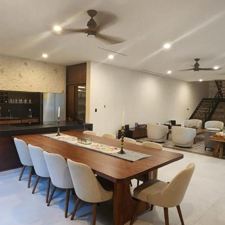 Spacious and luxurious villa with 4 bedrooms, swimming pool, tennis court, and beach within walking distance - Villa - 1