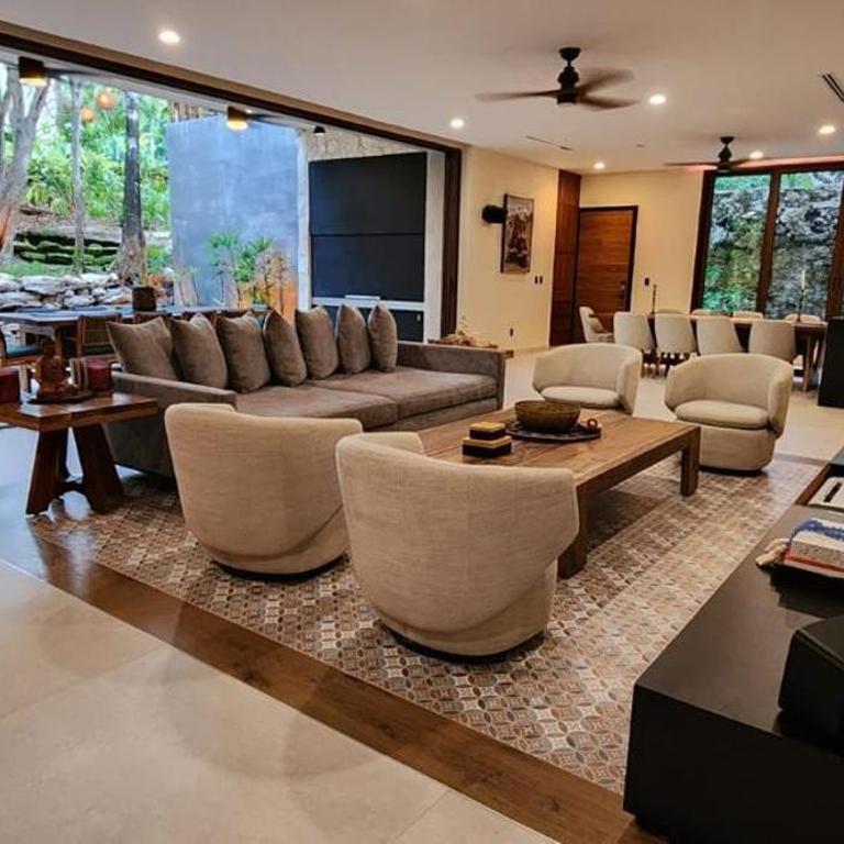 Spacious and luxurious villa with 4 bedrooms, swimming pool, tennis court, and beach within walking distance - Villa - 4