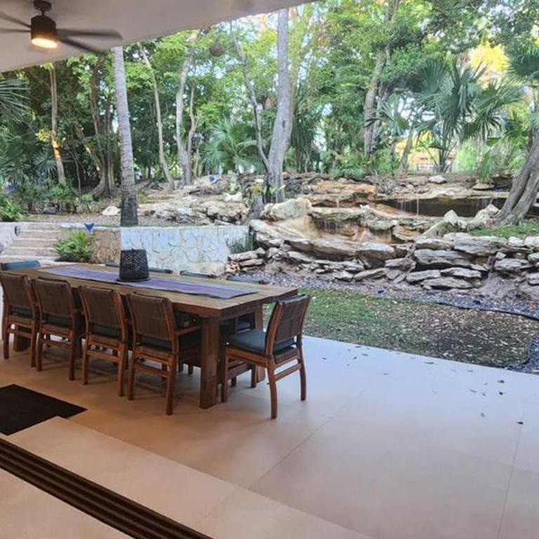 Spacious and luxurious villa with 4 bedrooms, swimming pool, tennis court, and beach within walking distance - Villa - 18