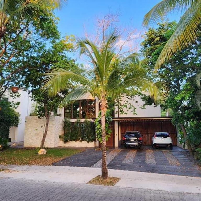 Spacious and luxurious villa with 4 bedrooms, swimming pool, tennis court, and beach within walking distance - Villa - 5