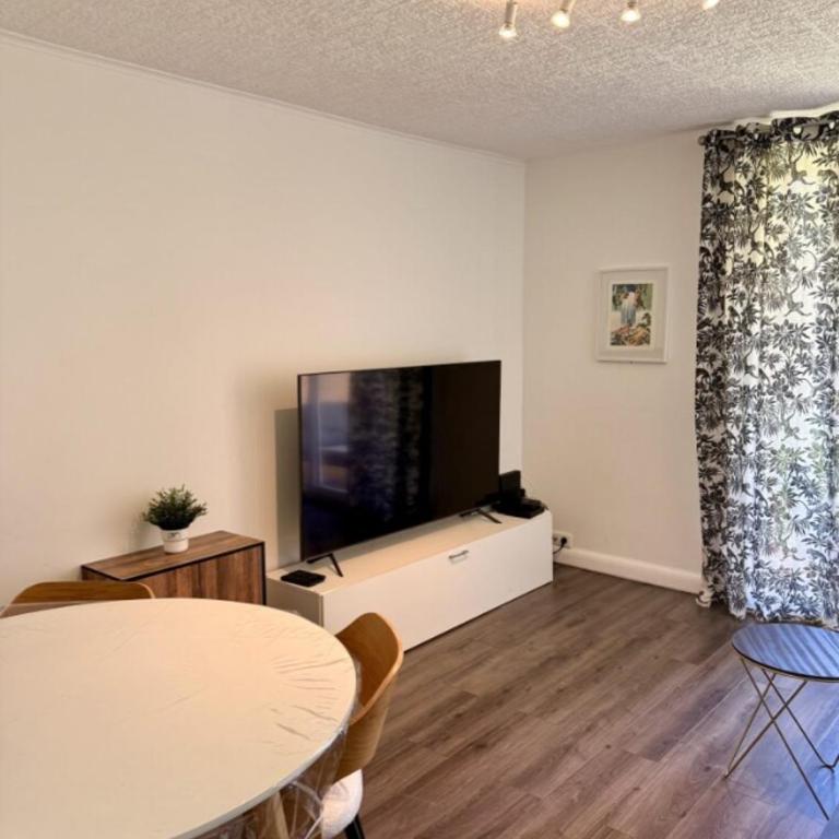 Peaceful Nice Apartment Garden View, 20 min from beach - Apartamento de 3 dormitorios - 4